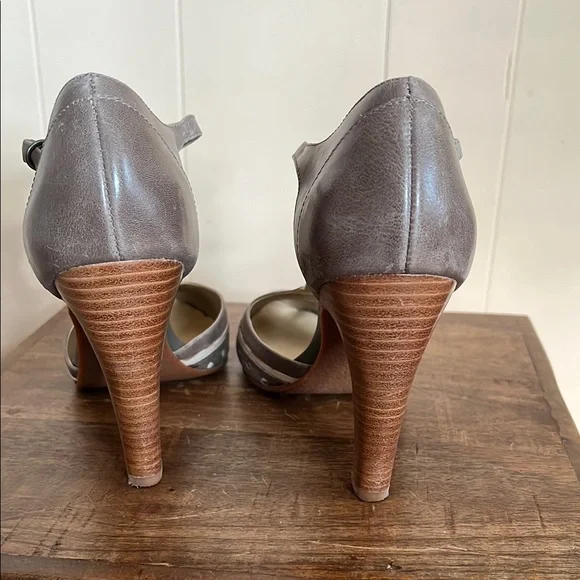 Crown Vintage grey t-strap heels - Picture 4 of 6